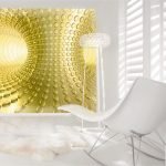 Geel behang in een wit interieur
