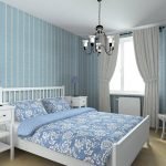 Blått soverom med hvite gardiner