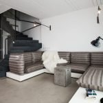 ספה בצבע בז 'בסלון