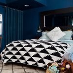Blå väggar i sovrummet