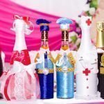Una varietà di costumi in bottiglia