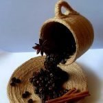 Taza de café derramado hecho de granos