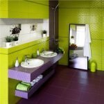 De combinatie van lavendelvloer en groene muren