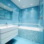 Lavabo blanco en un interior azul