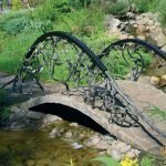 Jambatan konkrit dengan pagar besi