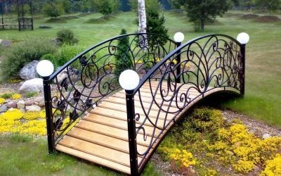 Dekorativ bro för trädgården +50 foton