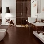 Plancher de salle de bain marron