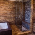 Kahverengi fayanslı duş odası