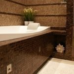 Мозаечни кафяви плочки в банята