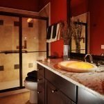 La combinaison du rouge et du marron dans le décor de la salle de bain