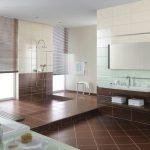Grande salle de bain avec sol marron