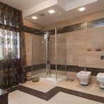 Salle de douche avec carrelage marron