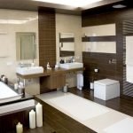 Stort badeværelse med kombinerede fliser