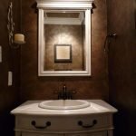 קירות חומים בחדר האמבטיה