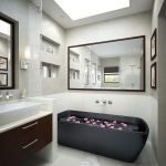 Svart badekar i et lyst interiør