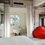 Κόκκινο καναπέ στο υπνοδωμάτιο