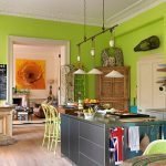 Kjøkken med lysegrønne vegger