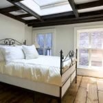 מיטת ברזל חשיל בחדר שינה מודרני