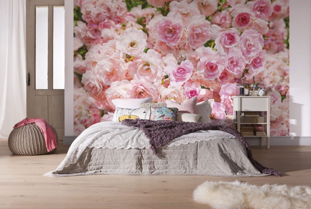 Interior dengan bunga di atas kertas dinding