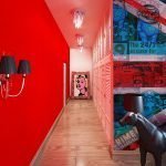 Coridor cu pereți roșii