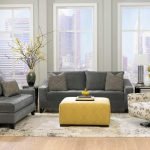 Комбинацията от жълта маса и сиви мебели