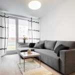 Sofa med grått møbeltrekk i interiøret