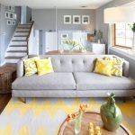Sofa som skillevegg mellom spisestue og stue