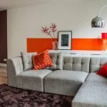 Røde puter på en grå sofa