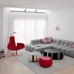 Rød lenestol i et hvitt interiør