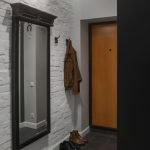 Kleiderbügel und ein Spiegel an der Wand
