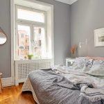 Sivi zidovi u maloj spavaćoj sobi
