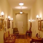Lampes et peintures sur les murs du couloir