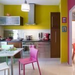 Cozinha com paredes roxas amarelas