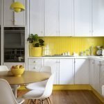 The combination of white furniture and a yellow apron