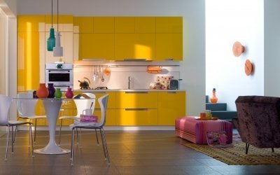 Κίτρινη κουζίνα στο εσωτερικό