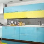 Кухињски намештај са жутом и плавом фасадом