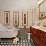 Hindi pangkaraniwang bathtub sa interior