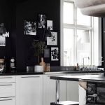 Mustat seinät keittiössä