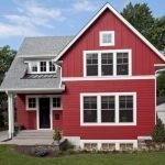 Maison rouge avec fenêtres blanches