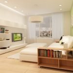 La combinazione di pareti bianche e verde chiaro nel soggiorno