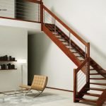 Escada de madeira em casa
