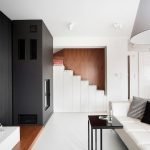 Kombinace černé a bílé zdi v obývacím pokoji