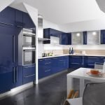Innenausstattung der weißen und blauen Küche