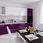 Keittiökalusteet, joissa valkoinen ja violetti julkisivu