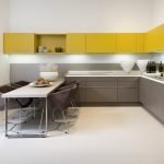 Dvojfarebný kuchynský nábytok