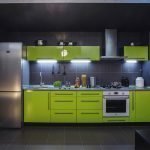 Tamsiai pilka virtuvė su citrininiais baldais