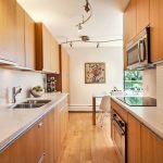 Kjøkkenmøbler med integrert mikrobølgeovn