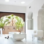 Badeværelse med hvidt interiør