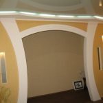 Unusual design of the arch in the room