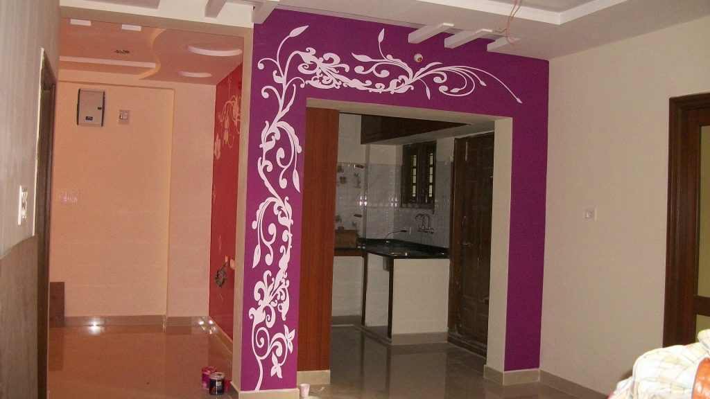 Wine-colored wallpaper in the decor of the arch